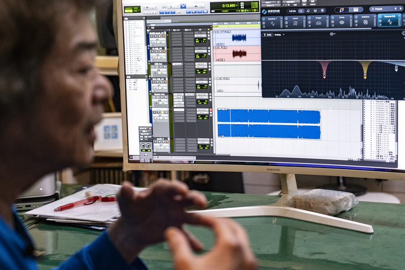 應援曲的音樂細節通常會被滿場球迷與應援團口號蓋過，但吳坤龍仍堅持在錄音的「原檔」上疊滿音軌、效果，不因環境限制妥協。（攝影／陳曉威）