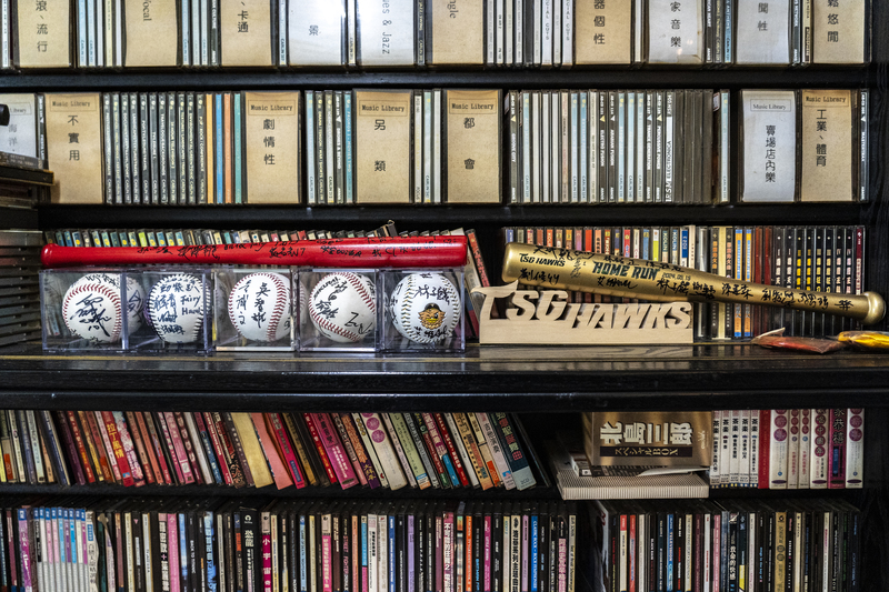吳坤龍的工作室內擺滿各球團贈送的簽名、來自世界各國與不同曲風的CD。這群音樂人在無意間，已為台灣棒球寫下歷史。（攝影／陳曉威）