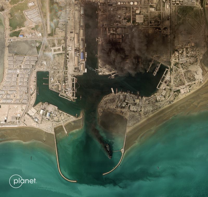 由行星實驗室（Planet Labs）拍攝的衛星影像顯示，伊朗伊斯蘭革命衛隊（IRGC）的大型遠征基地船「莫克蘭號」（IRIS Makran）在遭遇美以聯軍空襲後，艦體起火燃燒並冒出濃煙。在「史詩怒火行動」中，美軍從海空兩路對伊朗的軍事設施與海軍艦隊發動了毀滅性打擊。（圖片提供／Planet Labs PBC)