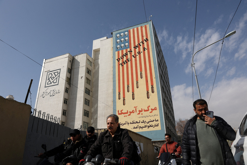 2026年2月28日，在美以聯軍宣布對伊朗發動先發制人的攻擊後，德黑蘭的一處牆面上，留有「打倒美國」的塗鴉。（攝影／Majid Asgaripour／WANA via Reuters／達志影像）