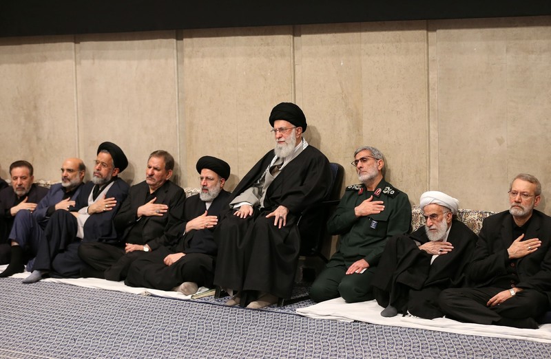 伊朗國安層峰領導人於2020年出席集會的資料照片。畫面由右至左依序為：獲授權在領袖遇害時指揮革命衛隊的拉里賈尼（Ali Larijani）、負責審核接班人的「專家會議」主席詹納提（Ahmad Jannati）、革命衛隊聖城軍指揮官卡阿尼（Esmail Qaani）以及遭空襲身亡的哈米尼。據報哈米尼生前已向這些親信幹部預留了4級指定接班機制與反擊戰略，但在美以聯軍的猛烈轟炸下，伊朗的軍事決策與繼承程序已陷入混亂。（攝影／Iranian Supreme Leader Press Office／Anadolu via Getty Images）