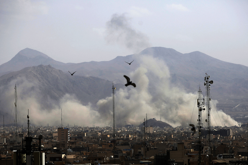 2026年2月28日，美國和以色列聯軍對伊朗發動空襲後，伊朗首都德黑蘭（Tehran）市中心升起濃煙。（攝影／Fatemeh Bahrami／Anadolu via AFP）