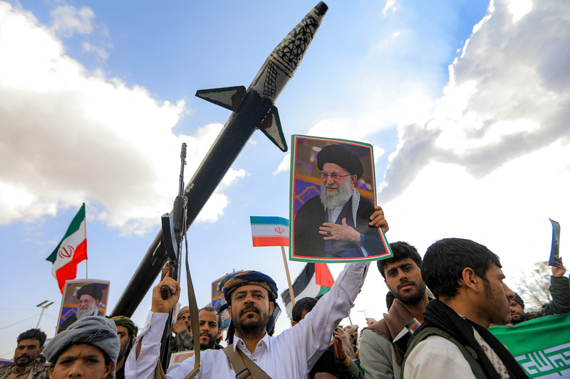 2026年3月1日，葉門沙那。在由葉門胡塞軍（Houthis）控制的首都沙那，一名男子在紀念集會上高舉哈米尼的遺像。（攝影／Mohammed Huwais／AFP）