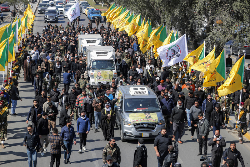 2026年3月2日，伊拉克巴格達。大批民眾為親伊朗民兵組織「真主黨旅」（Kataeb Hezbollah）的陣亡成員舉行葬禮。美以聯軍日前空襲伊拉克與敘利亞邊境的武裝據點，造成至少8名民兵死亡。（攝影／Ahmad AL-Rubaye／AFP）