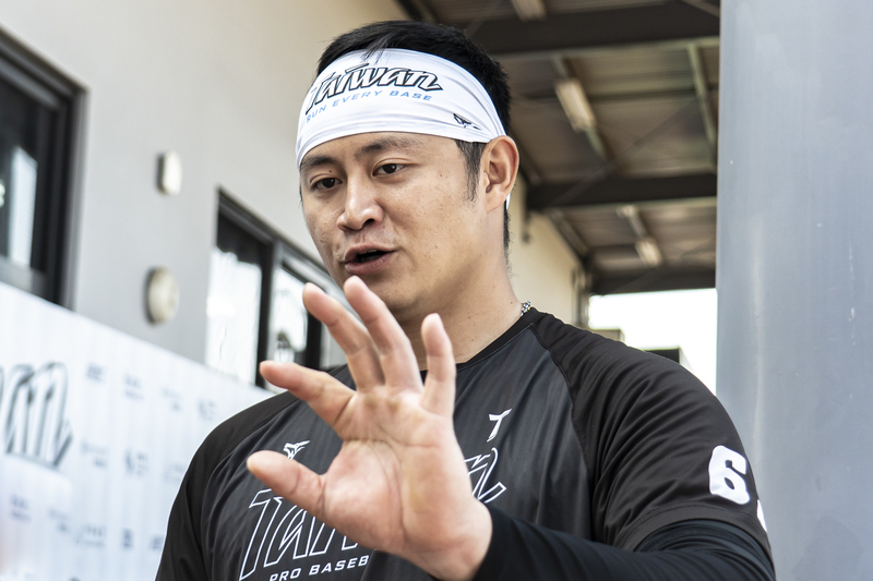 2026年1月28日，在國訓中心集訓的國家隊捕手蔣少宏接受採訪時，擺出接球手勢示範如何接捕。（攝影／陳曉威）