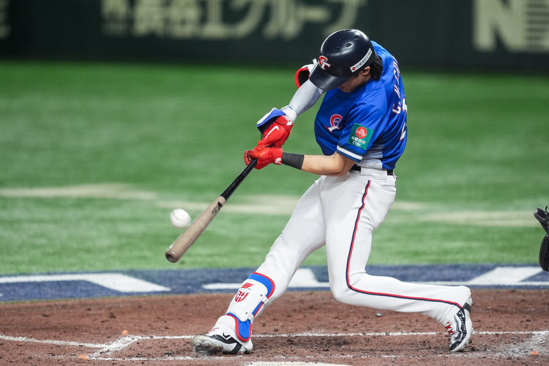 2024年11月24日，日本東京巨蛋世界棒球12強賽金牌戰，面對日本王牌投手戶鄉翔征，台灣隊長陳傑憲在五局上半擊出三分打點全壘打。（攝影／Shi Tang／Getty Images）