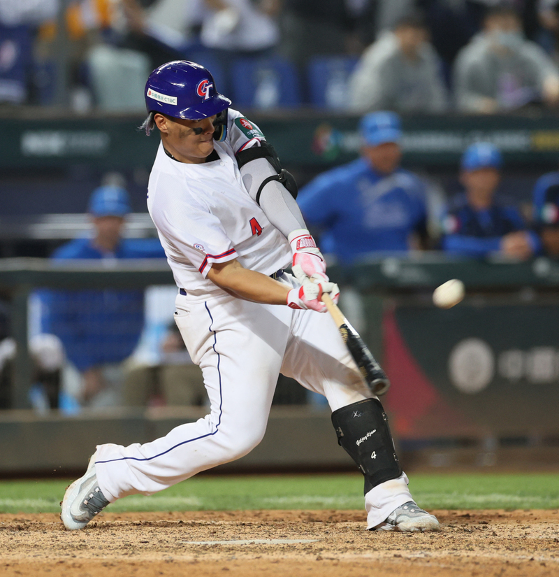 2023年3月10日，在台中洲際棒球場的世界棒球經典賽A組預賽，台灣國家隊捕手吉力吉撈・鞏冠（Giljegiljaw Kungkuan）於對陣義大利隊的八局下半擊出三分打點全壘打。台灣最終以11比7擊敗義大利。（攝影／Koki Kataoka／Yomiuri／The Yomiuri Shimbun via AFP）