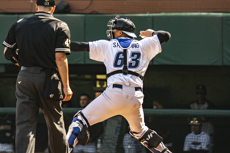 2026年2月13日，國家隊與台鋼雄鷹隊在高雄澄清湖棒球場的練習賽中，蔣少宏擔任第二任捕手上場，起身傳球時可以清楚看到小腿肚上綁著捕手沙發減輕蹲捕負擔。（攝影／陳曉威）