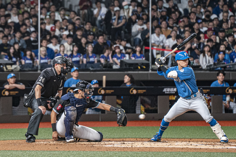 2026年2月27日，台日棒球國際交流賽，捕手林家正先發出賽，就是以單膝跪地接球。（攝影／陳曉威）