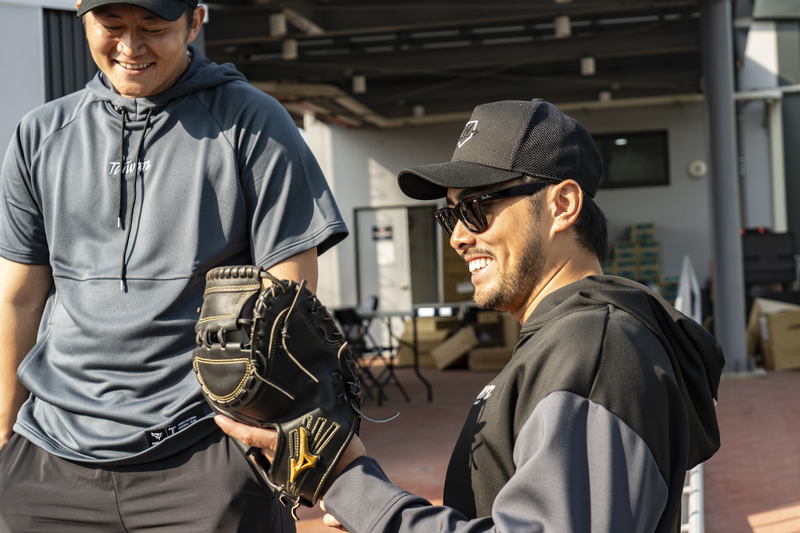 2026年1月28日，在國訓中心集訓的捕手林家正（右）與蔣少宏（左）以往在國小與國中都是隊友，練習後接受媒體訪問，兩人開心閒聊。（攝影／陳曉威）