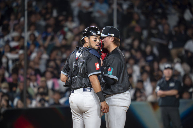 2026年2月27日，台日棒球國際交流賽，台灣隊與北海道火腿鬥士隊的比賽中，林家正走上投手丘與中繼投手張奕交換意見。（攝影／陳曉威）
