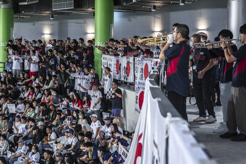 2024年11月16日，世界棒球12強預賽在台北大巨蛋進行台日大戰，當天來自日本的應援團在右外野為日本隊吹奏應援曲。（攝影／陳曉威）