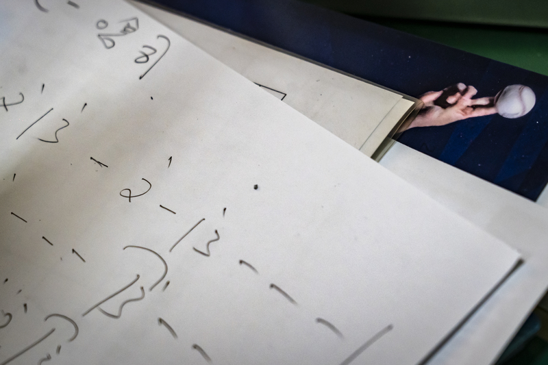 吳坤龍的工作室桌上，散落著為職棒球隊編寫的應援曲簡譜。（攝影／陳曉威）