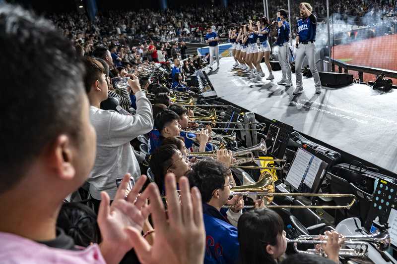 2026年2月27日，WBC賽前一週的台日棒球國際交流賽，由WBC台灣隊對上北海道日本火腿鬥士隊，球迷在觀眾席，隨著應援曲和啦啦隊舞動。（攝影／陳曉威）