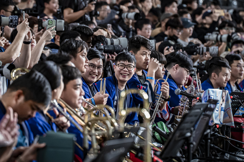 國家隊應援團召集至少29名樂手到場演奏，其中約12人將飛往東京，在WBC期間上場為台灣加油。因此，台日棒球國際交流賽對他們而言也是熱身賽。（攝影／陳曉威）