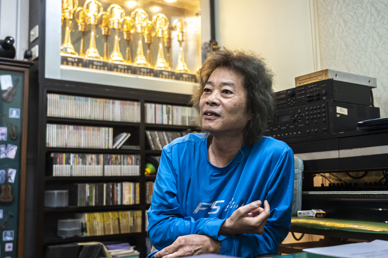 吳坤龍從事棒球音樂創作十餘年，各種譜曲時須思考的風格、情境、功能已在他腦海中扎根。（攝影／陳曉威）