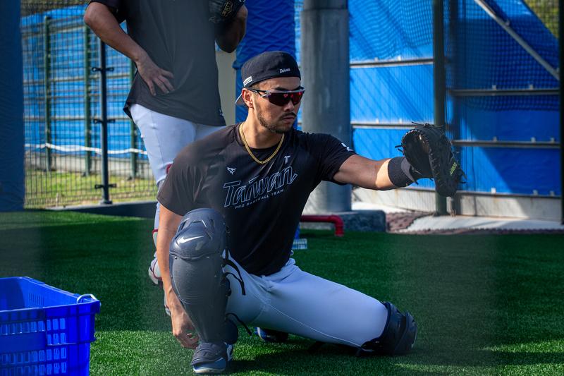 2026年1月15日，林家正在左營的國家運動訓練中心練習時，就以目前MLB慣用的單膝跪地來接捕。（攝影／黃政嘉）