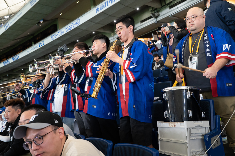 2026世界棒球經典賽（WBC）3月5日由台灣對上澳洲，國家隊應援團總計15名樂手飛去日本，於東京巨蛋現場演奏應援曲。（攝影／謝佩穎）