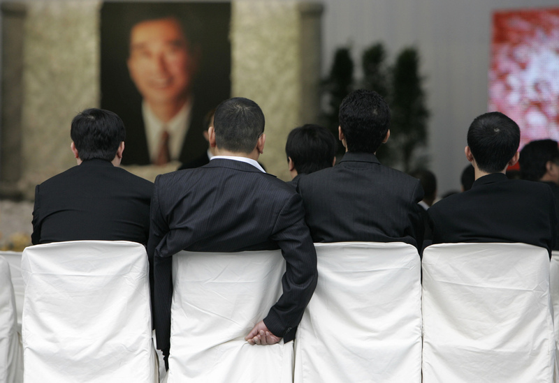 2007年10月18日，已故台灣竹聯幫教父陳啟禮的親友在台北參加為他舉辦的盛大追悼會。(攝影／Wally Santana／AP Photo／達志影像）