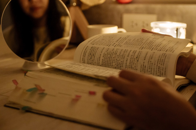 為了提告前男友，小花研讀法條並考上法律學分班。儘管她提告的性侵案因證據不足不起訴，她仍相信讓事件留下紀錄的力量。（攝影／鄭宇辰）