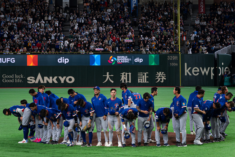 2026年WBC台韓戰賽後，台灣隊全體成員於投手丘圍成一圈，向在東京巨蛋全力應援的球迷鞠躬致意。（攝影／謝佩穎）