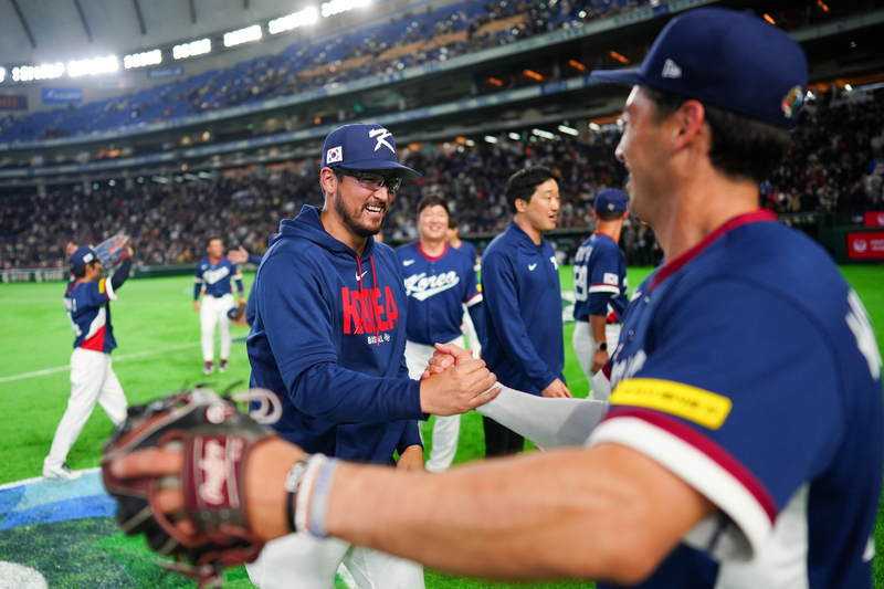 2026年3月9日WBC的C組預賽，韓國隊在擊敗澳洲隊後，在對台戰役中承擔壓力的唐寧（Dane Dunning，左）與隊友惠特康（Shay Whitcomb，右）互相致意。這兩位韓裔美籍選手在「復活戰」中表現優異，共同完成救贖。（攝影／Daniel Shirey／WBCI／MLB Photos via Getty Images）
