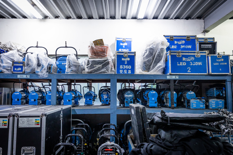 器材區排列整齊的LED、HMI燈具、變壓器等設備。(攝影/Gelée Lai)