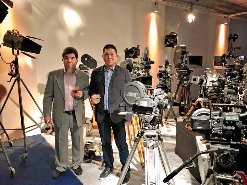 林添榮(左)、林添貴合影於2017年德國ARRI百年紀念展。(圖片提供/林添貴)