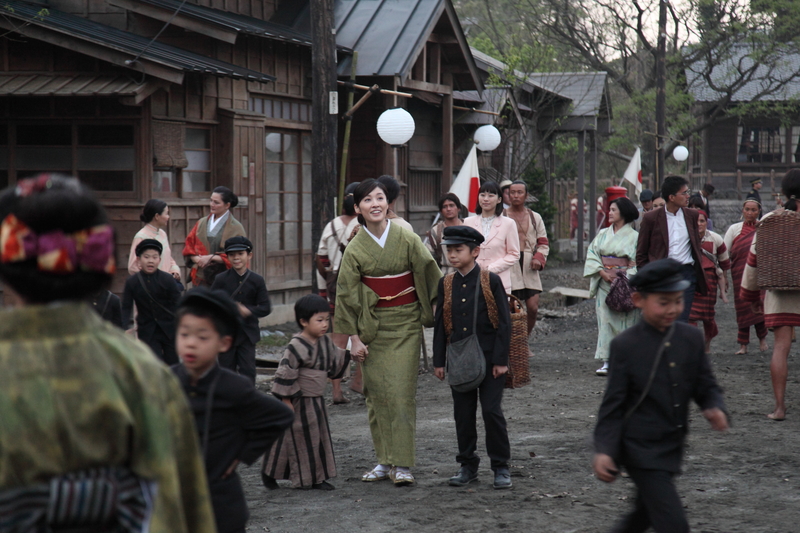 專業木工團隊親手打造《賽德克.巴萊》霧社場景。(圖片提供/果子電影)