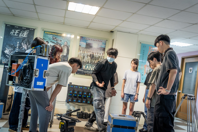 學生實作課,背景是阿榮影業曾投資製作的電影海報,包括貴金影業開業作《狂徒》及《一路順風》、《KANO》等片。(攝影/Gelée Lai)