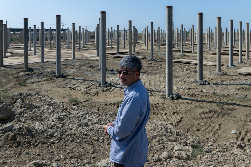 曾獲十大神農獎肯定的邱經堯，因地主與光電業者簽約而不得不試著熟悉漁電共生養殖方式。他並未否定漁電共生的可行性，但認為是否成功仍有待觀察。（攝影／謝佩穎）