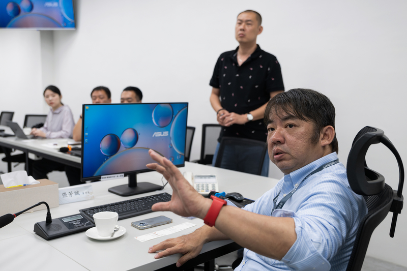 誠光養殖科技董事長張芳誠(右1),亦曾擔任過誠新綠能董事長。他強調,各專區案場推進進度不一,情況不能一概而論。(攝影/謝佩穎)