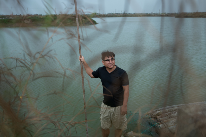 答應簽約漁電共生的起心動念，是希望光電業者能落實承諾、協助改善養殖環境；經過4年，台南北門文蛤養殖戶蔡嘉聰認為，漁電最大問題是難以在光電板下穩定養殖，又維持獲利。（攝影／謝佩穎）