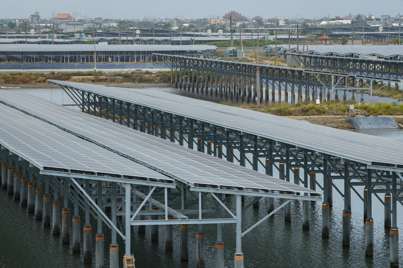 政策執行5年多,漁電共生是台灣光電目標能否達成的關鍵,但去年(2025)幾乎沒有案場完成開發,從數據上可見在施工、行政程序與完工併網等三大階段都層層卡關。圖為台南北門的一處漁電共生案場。(攝影/謝佩穎)