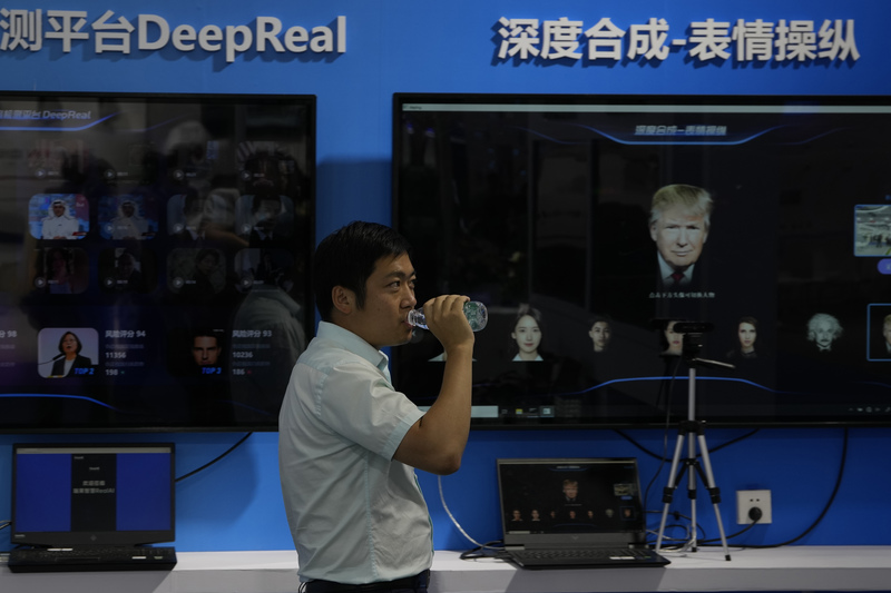 2023年6月於北京舉辦的安防展中,展出了包含川普在內的臉部深偽(Deepfake)技術與檢測平台。隨著AI生成技術的突飛猛進,各國與科技巨頭正加緊研發防偽溯源系統,以應對日益嚴峻的視覺操弄風險。(攝影/Ng Han Guan/AP Photo/達志影像)