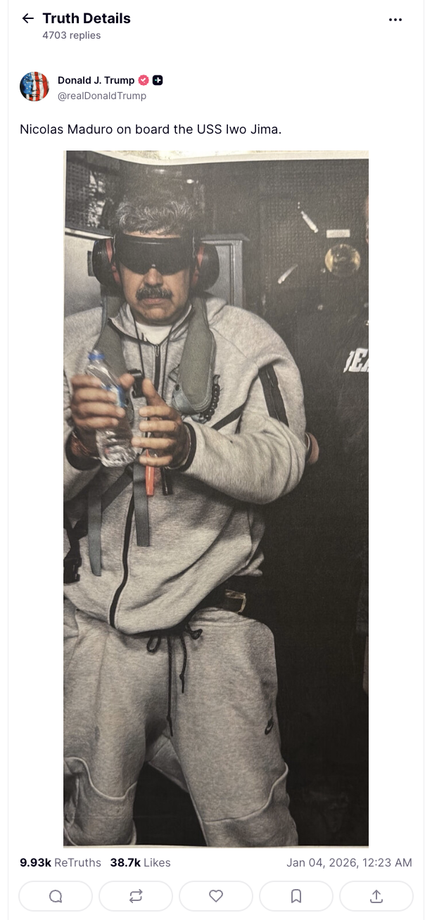 2026年1月馬杜洛遭美軍逮捕事件的「真與假」。美國總統川普(Donald Trump)於社群平台發布的真實照片,馬杜洛身穿灰色運動服、戴著眼罩與隔音耳罩。(圖片來源/@realDonaldTrump/Truth Social平台)