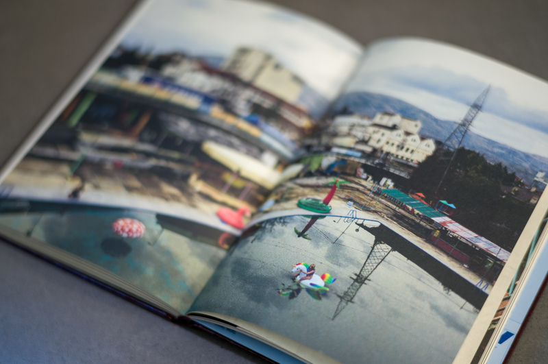 喬納斯.本迪克森著作《The Book of Veles》內頁翻拍。書中的紀實場景與人物照片皆非實際拍攝而成,強迫觀眾反思視覺證據的信任制度是否已然崩塌。(攝影/黃世澤)