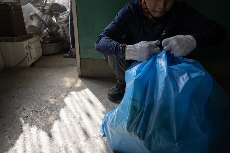 在惡臭與囤積之間：跟著無家者打掃隊，為隱身在城市裡的貧弱者清出一條重生之路
