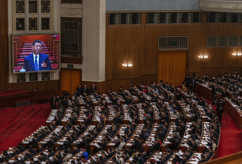 2026年3月9日，在北京人民大會堂舉行的全國人民代表大會第二次全體會議上，與會代表正在聆聽習近平的發言。（攝影／Kevin Frayer／Getty Images）