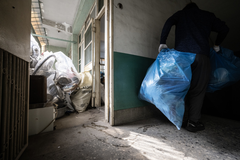 在惡臭與囤積之間：跟著無家者打掃隊，為隱身在城市裡的貧弱者清出一條重生之路