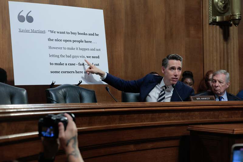 面對AI訓練資料授權爭議,美國交由法院個案判斷,歐盟則明訂「資料探勘授權例外」。圖為2025年7月16日,美國聯邦參議院司法委員會針對生成式AI與著作權保護舉行聽證會。(攝影/Chip Somodevilla/Getty Images via AFP)