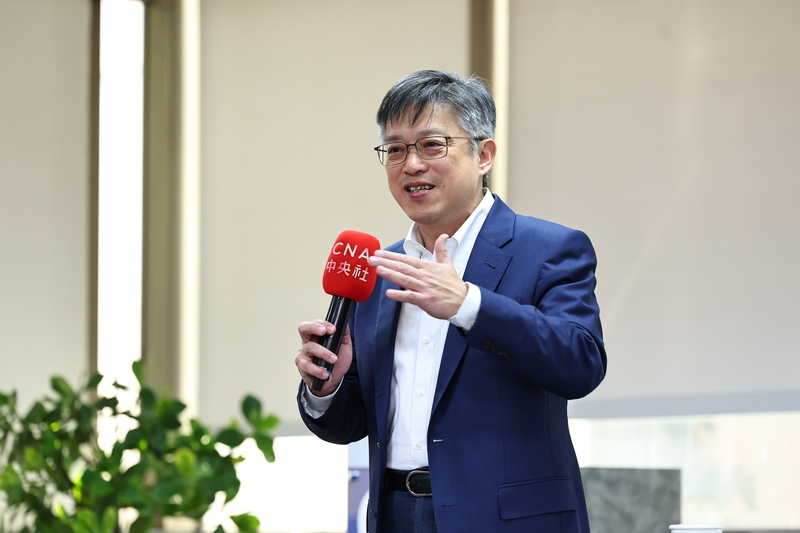 2025年2月11日,中央通訊社舉辦「AI 趨勢展望:從主權 AI 到應用落地」教育訓練課程,中央研究院資訊科技創新研究中心研究員李育杰受邀開場致詞。李育杰認為,涉及醫療、司法等機敏資訊場景時,台灣必須擁有本土AI模型,確保國家安全。(攝影/翁睿坤/中央社)