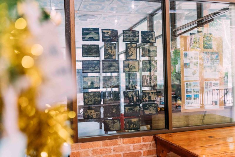 《MY DAY・日子》展覽,左側為藍曬照片,右側為學生各自創作的「我的一天」的故事。(攝影/許𦱀倩)