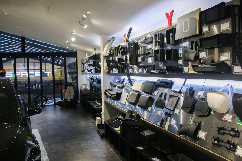 在Space T Lab，改裝零件一覽無餘，車主可透過現場空車比對試裝。（攝影／謝采宜）