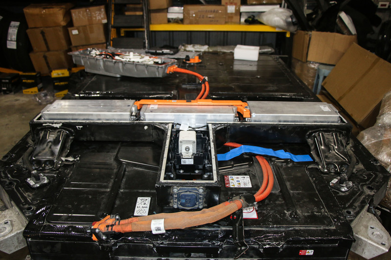 電動載具一般使用橘色線提示高壓觸電風險，圖示為一塊拆卸下來的小客車電池。（攝影 / 謝采宜）