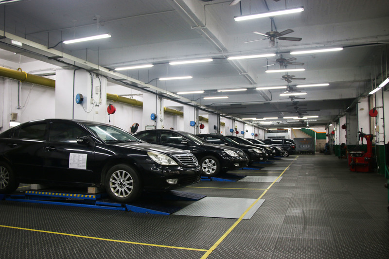 多數學校的實習設備來源為企業捐贈或公務車汰換，設備新舊、車型完整度差異甚大。（攝影／徐孜儀）