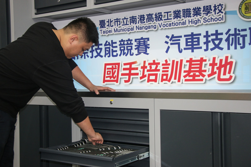 對劉彥頫而言，學科成績難以展現他的實力，在實習工廠磨練出的技術與獎牌，才是他升學時的實力證明。（攝影／謝采宜）