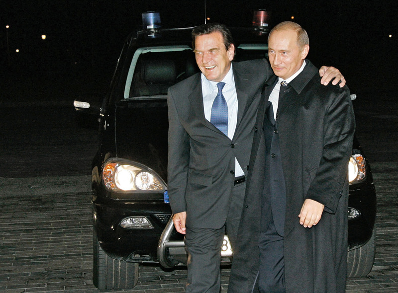 2005年10月，時任德國總理施洛德（左）在卸任前夕造訪聖彼得堡，熱情地伸手搭著普丁（右）並肩而行。（攝影／Vladimir Rodionov／ITAR-TASS／AFP）