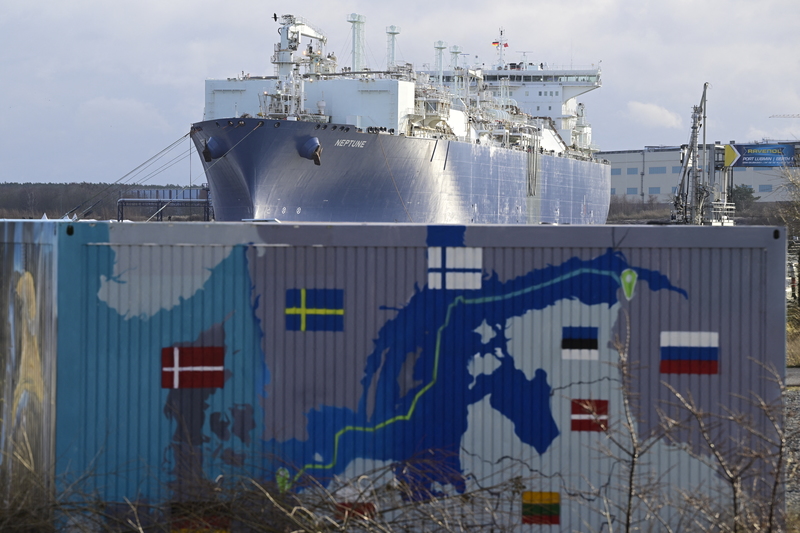 2023年1月，德國在東北部盧布明港（Lubmin）正式啟用液化天然氣（LNG）接收站「海王星號」（Neptune）。前景的貨櫃上繪有「北溪二號」天然氣管線地圖。（攝影／John MacDougall／AFP）