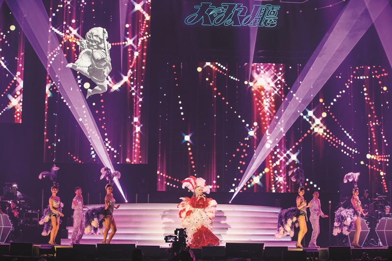 2022年「真愛秀.藍寶石大歌廳」演唱會,陳美鳳穿著30年前的秀服,火熱演出。(圖片提供/遠流出版)